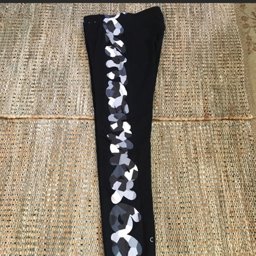 Gap Fit black with Gray and White Camo Side Leggings sz M EUC